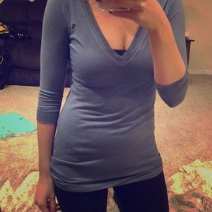 Form-fitting blue top